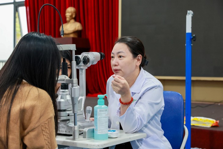 Khám mắt học đường tại THPT Khương Đình – Hành trình chăm sóc mắt sáng, gieo niềm tin vào tương lai!- Ảnh 2. Khám mắt học đường tại THPT Khương Đình – Hành trình chăm sóc mắt sáng, gieo niềm tin vào tương lai!- Ảnh 2.