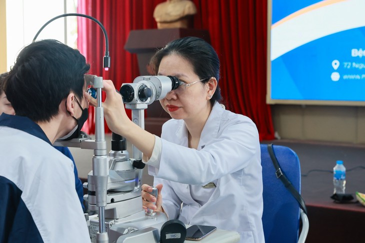 Khám mắt học đường tại THPT Khương Đình – Hành trình chăm sóc mắt sáng, gieo niềm tin vào tương lai!- Ảnh 3. Khám mắt học đường tại THPT Khương Đình – Hành trình chăm sóc mắt sáng, gieo niềm tin vào tương lai!- Ảnh 3.