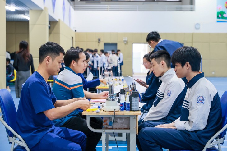 Khám mắt học đường tại THPT Khương Đình – Hành trình chăm sóc mắt sáng, gieo niềm tin vào tương lai!- Ảnh 4. Khám mắt học đường tại THPT Khương Đình – Hành trình chăm sóc mắt sáng, gieo niềm tin vào tương lai!- Ảnh 4.