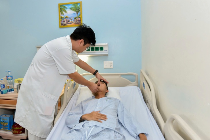 Bỏ điều trị u xương hàm 6 năm, xương răng 44 đến hàm dưới phải của nam thanh niên bị phá hủy- Ảnh 2. Bỏ điều trị u xương hàm 6 năm, xương răng 44 đến hàm dưới phải của nam thanh niên bị phá hủy- Ảnh 2.