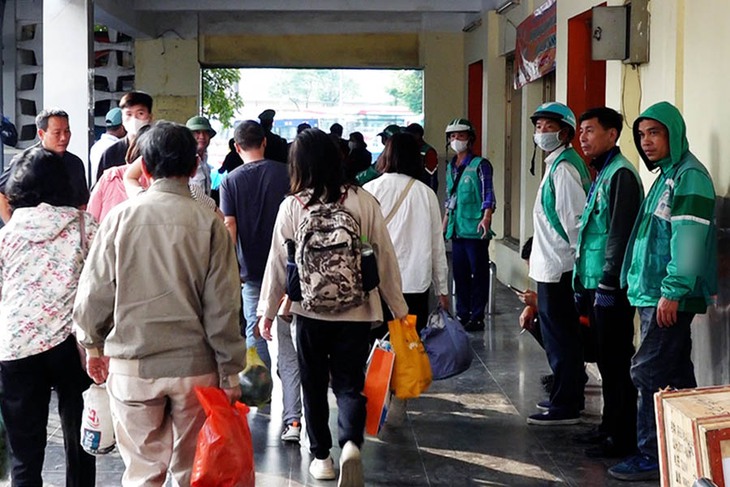 Nhiều người 'ngại' vào bến vì xe ôm liên tục đeo bám, làm phiền- Ảnh 3. Nhiều người 'ngại' vào bến vì xe ôm liên tục đeo bám, làm phiền- Ảnh 3.