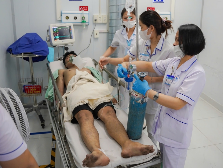Cháy nhà 4 tầng ở TPHCM, 13 người nhập viện, 3 ca phải thở máy- Ảnh 2.
