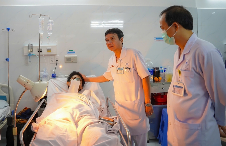Cháy nhà 4 tầng ở TPHCM, 13 người nhập viện, 3 ca phải thở máy- Ảnh 1.