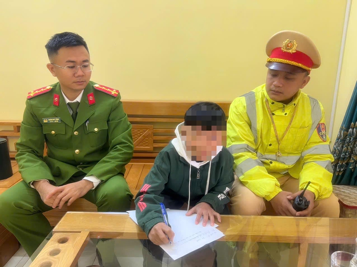 Video nam sinh nằm trên yên xe máy điện, lao vun vút trên đường đèo- Ảnh 1. Video nam sinh nằm trên yên xe máy điện, lao vun vút trên đường đèo- Ảnh 1.