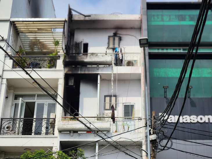 Cháy nhà 4 tầng ở TPHCM, 13 người nhập viện, 3 ca phải thở máy- Ảnh 6.