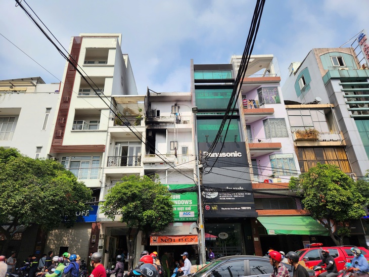 Cháy nhà 4 tầng ở TPHCM, 13 người nhập viện, 3 ca phải thở máy- Ảnh 5.