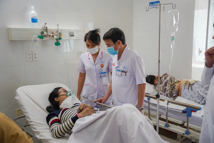 Cháy nhà 4 tầng ở TPHCM, 13 người nhập viện, 3 ca phải thở máy- Ảnh 3.