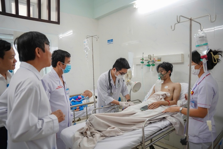 Cháy nhà 4 tầng ở TPHCM, 13 người nhập viện, 3 ca phải thở máy- Ảnh 4.