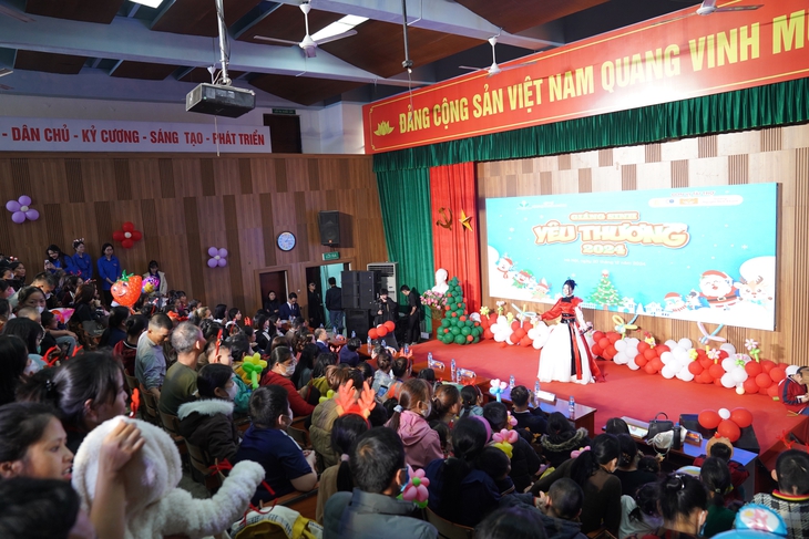 Hàng trăm bệnh nhi 'quên' cơn đau đón Giáng sinh yêu thương, an lành- Ảnh 1. Hàng trăm bệnh nhi 'quên' cơn đau đón Giáng sinh yêu thương, an lành- Ảnh 1.