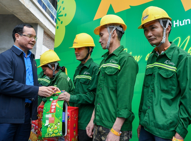 Niềm vui của hàng nghìn công nhân được đón Tết sớm trên công trường xây dựng- Ảnh 1.