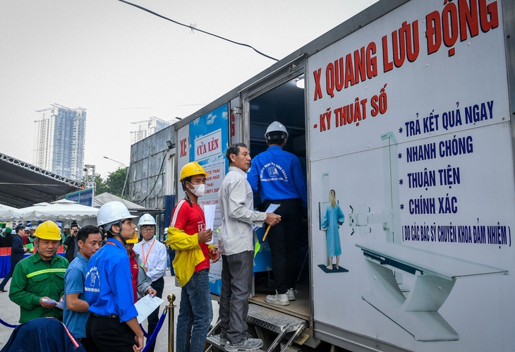 Niềm vui của hàng nghìn công nhân được đón Tết sớm trên công trường xây dựng- Ảnh 3.