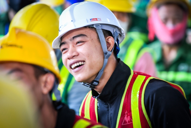 Niềm vui của hàng nghìn công nhân được đón Tết sớm trên công trường xây dựng- Ảnh 7.
