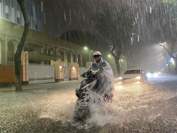 Triển khai các biện pháp ứng phó với mưa lớn ở miền Trung- Ảnh 2. Triển khai các biện pháp ứng phó với mưa lớn ở miền Trung- Ảnh 2.