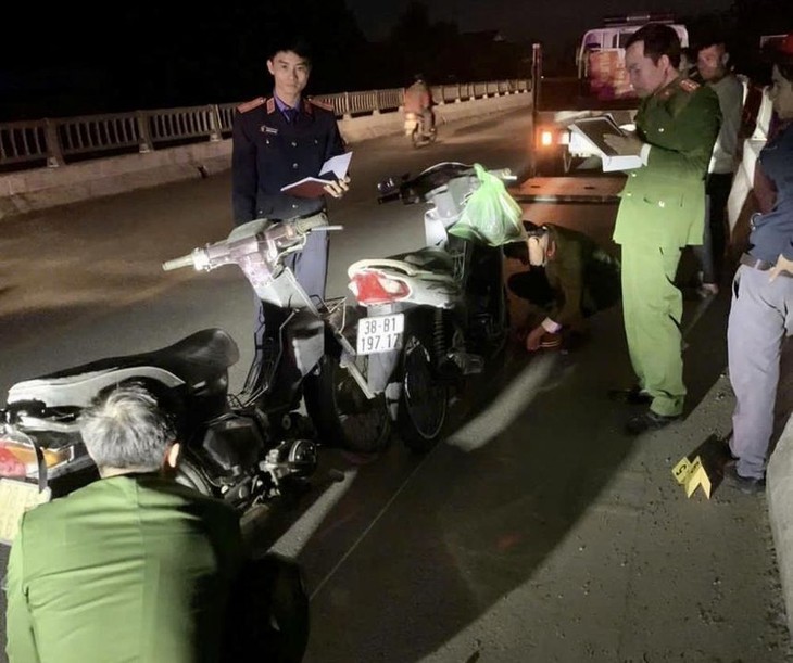 Dừng xe giữa cầu gây tai nạn khiến một người tử vong- Ảnh 1. Dừng xe giữa cầu gây tai nạn khiến một người tử vong- Ảnh 1.