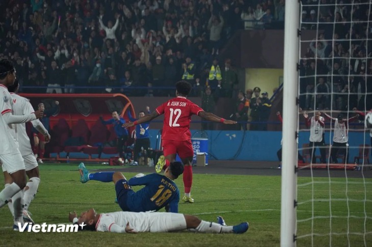 Nguyễn Xuân Son rực sáng, đưa Đội tuyển Việt Nam vào bán kết AFF Cup 2024- Ảnh 1. Nguyễn Xuân Son rực sáng, đưa Đội tuyển Việt Nam vào bán kết AFF Cup 2024- Ảnh 1.