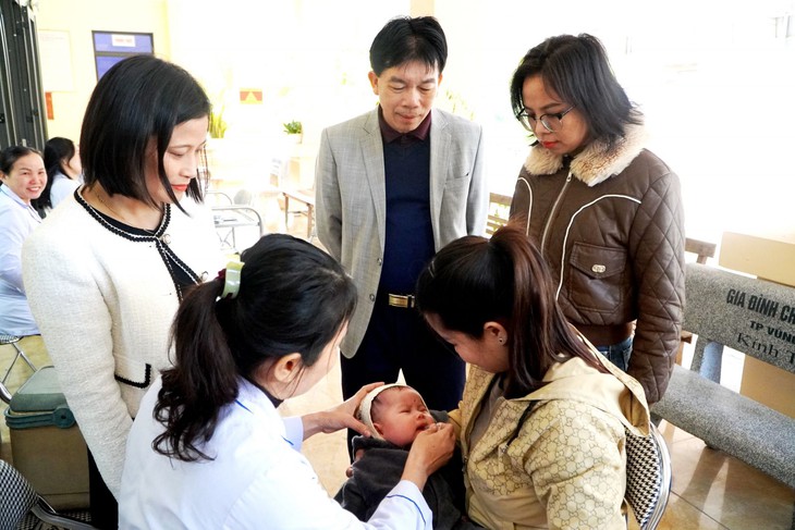 Hơn 80% trẻ ở Hà Tĩnh được uống vaccine Rota miễn phí- Ảnh 1. Hơn 80% trẻ ở Hà Tĩnh được uống vaccine Rota miễn phí- Ảnh 1.