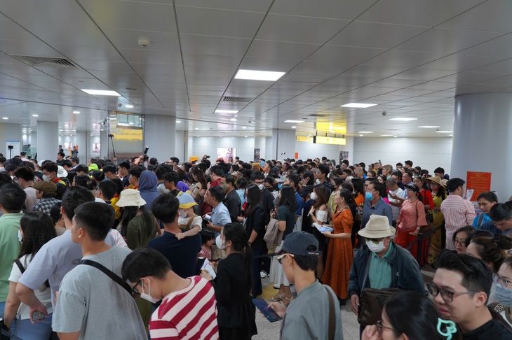 Người dân TPHCM mệt mỏi, xếp hàng dài chờ trải nghiệm tuyến Metro số 1 - Ảnh 2. Người dân TPHCM mệt mỏi, xếp hàng dài chờ trải nghiệm tuyến Metro số 1 - Ảnh 2.