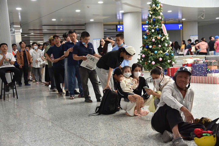 Người dân TPHCM mệt mỏi, xếp hàng dài chờ trải nghiệm tuyến Metro số 1 - Ảnh 3. Người dân TPHCM mệt mỏi, xếp hàng dài chờ trải nghiệm tuyến Metro số 1 - Ảnh 3.