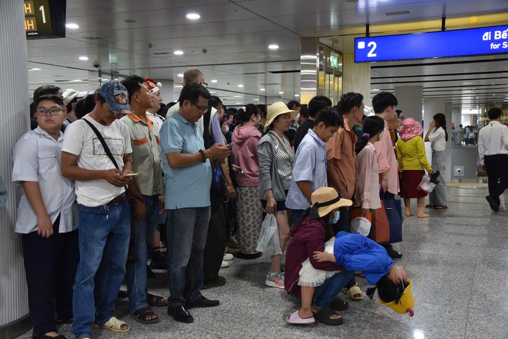 Người dân TPHCM mệt mỏi, xếp hàng dài chờ trải nghiệm tuyến Metro số 1 - Ảnh 4. Người dân TPHCM mệt mỏi, xếp hàng dài chờ trải nghiệm tuyến Metro số 1 - Ảnh 4.