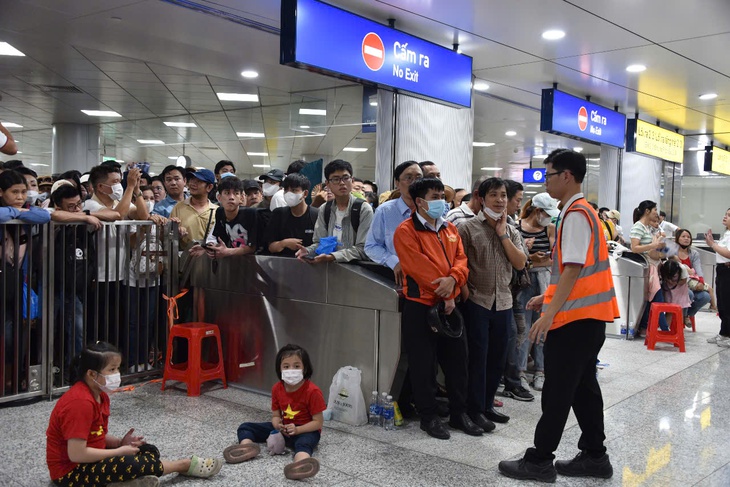 Người dân TPHCM mệt mỏi, xếp hàng dài chờ trải nghiệm tuyến Metro số 1 - Ảnh 5. Người dân TPHCM mệt mỏi, xếp hàng dài chờ trải nghiệm tuyến Metro số 1 - Ảnh 5.