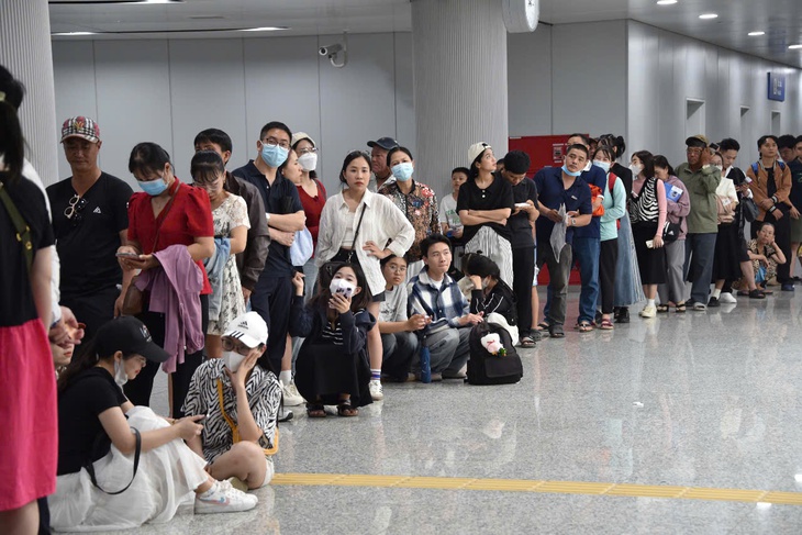 Người dân TPHCM mệt mỏi, xếp hàng dài chờ trải nghiệm tuyến Metro số 1 - Ảnh 1. Người dân TPHCM mệt mỏi, xếp hàng dài chờ trải nghiệm tuyến Metro số 1 - Ảnh 1.