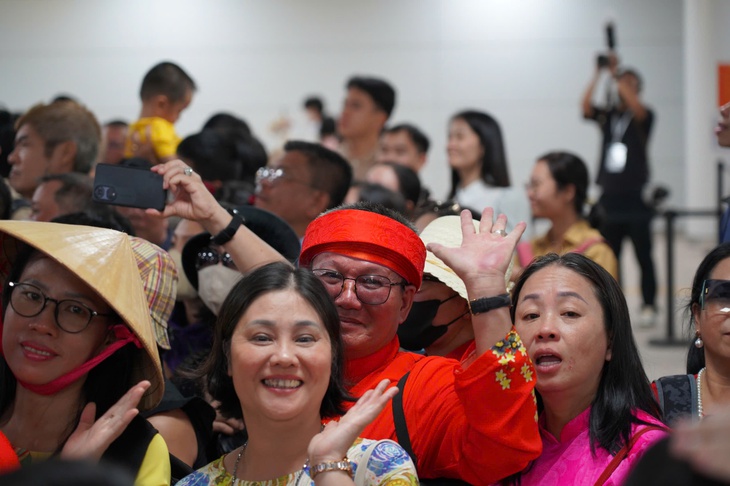 Người dân TPHCM mệt mỏi, xếp hàng dài chờ trải nghiệm tuyến Metro số 1 - Ảnh 7. Người dân TPHCM mệt mỏi, xếp hàng dài chờ trải nghiệm tuyến Metro số 1 - Ảnh 7.