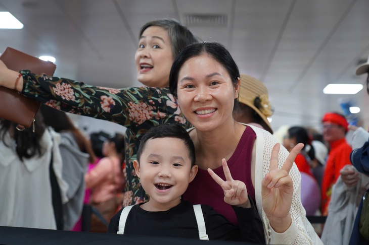 Người dân TPHCM mệt mỏi, xếp hàng dài chờ trải nghiệm tuyến Metro số 1 - Ảnh 10. Người dân TPHCM mệt mỏi, xếp hàng dài chờ trải nghiệm tuyến Metro số 1 - Ảnh 10.