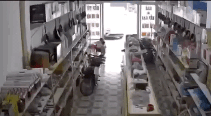 Thông tin mới vụ ô tô lao vào nhà dân tông bé gái tử vong ở Tuyên Quang- Ảnh 1. Thông tin mới vụ ô tô lao vào nhà dân tông bé gái tử vong ở Tuyên Quang- Ảnh 1.