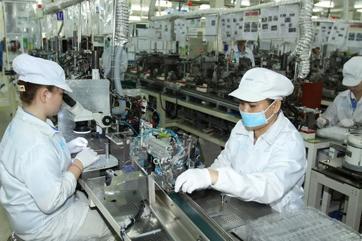 TP Hồ Chí Minh: Mức thưởng Tết Nguyên đán Ất Tỵ tăng 3,3% so với năm trước- Ảnh 1. TP Hồ Chí Minh: Mức thưởng Tết Nguyên đán Ất Tỵ tăng 3,3% so với năm trước- Ảnh 1.
