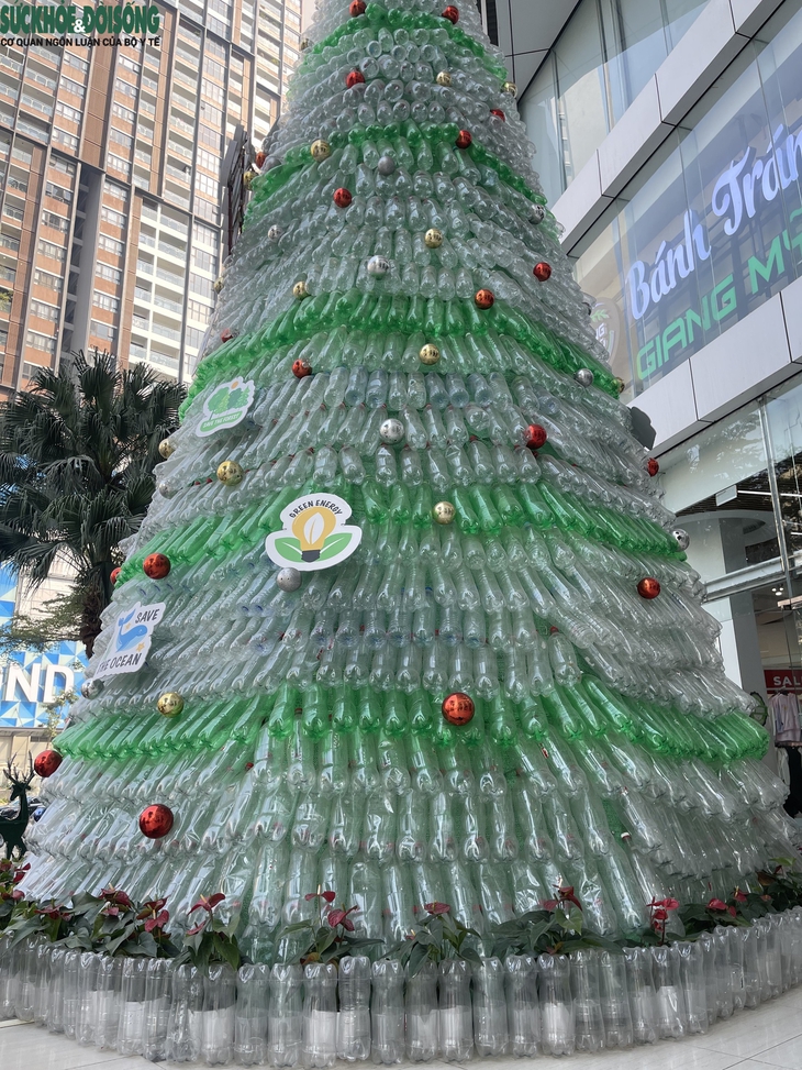 Cận cảnh cây thông Noel khổng lồ làm từ chai nhựa- Ảnh 2.