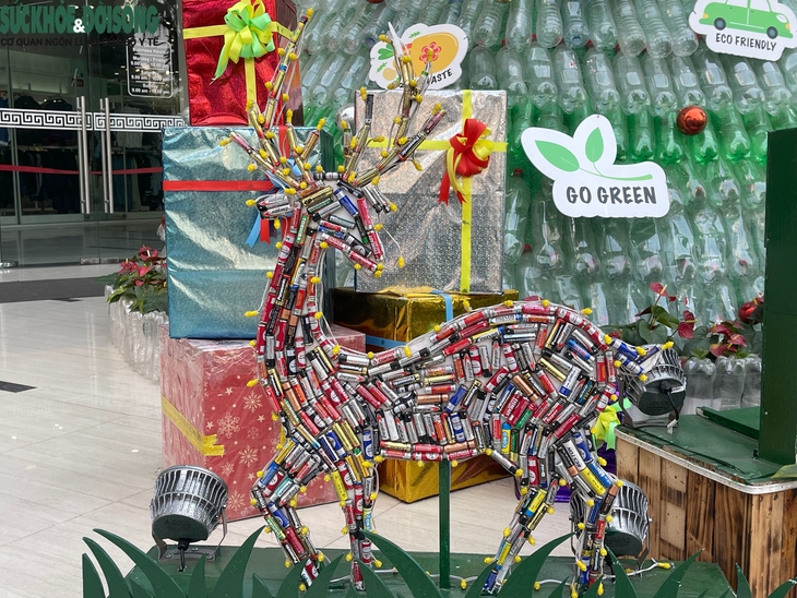 Cận cảnh cây thông Noel khổng lồ làm từ chai nhựa- Ảnh 5.