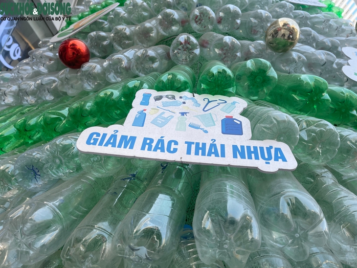 Cận cảnh cây thông Noel khổng lồ làm từ chai nhựa- Ảnh 7.