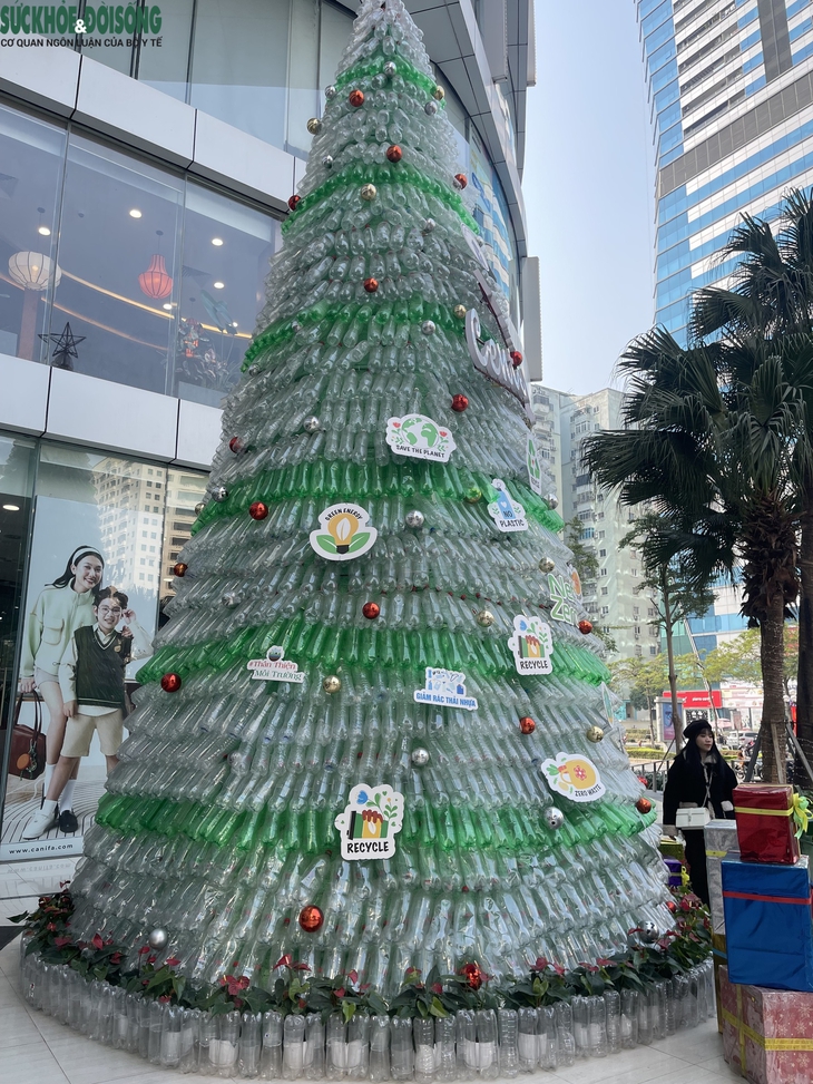 Cận cảnh cây thông Noel khổng lồ làm từ chai nhựa- Ảnh 9.