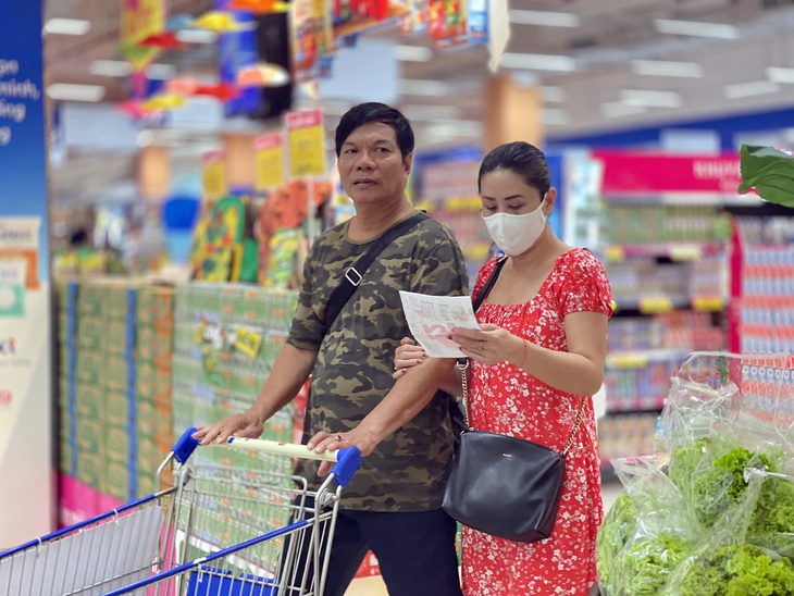 'Dàn trận' khuyến mại cuối năm 2025: Các 'ông lớn' bán lẻ tăng tốc ưu đãi dịp Tết Dương lịch- Ảnh 1. 'Dàn trận' khuyến mại cuối năm 2025: Các 'ông lớn' bán lẻ tăng tốc ưu đãi dịp Tết Dương lịch- Ảnh 1.