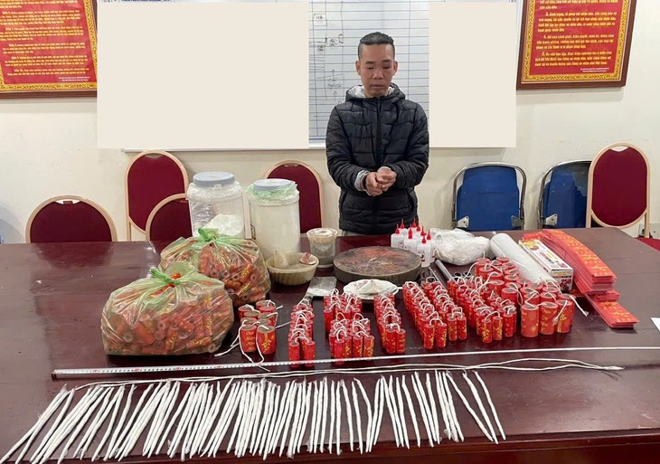 Bất ngờ phát hiện nhiều thuốc pháo và pháo nổ trong balo của 2 nam sinh- Ảnh 1.