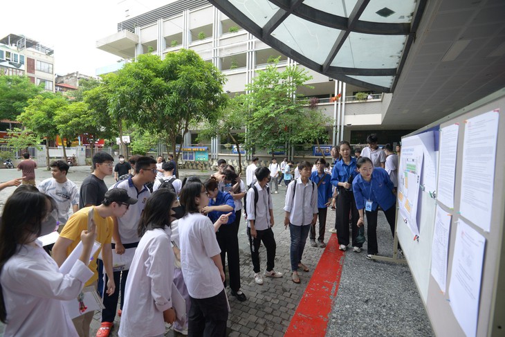 Phụ huynh, học sinh lớp 12 mong mỏi chờ phương án tuyển sinh đại học 2025- Ảnh 1. Phụ huynh, học sinh lớp 12 mong mỏi chờ phương án tuyển sinh đại học 2025- Ảnh 1.