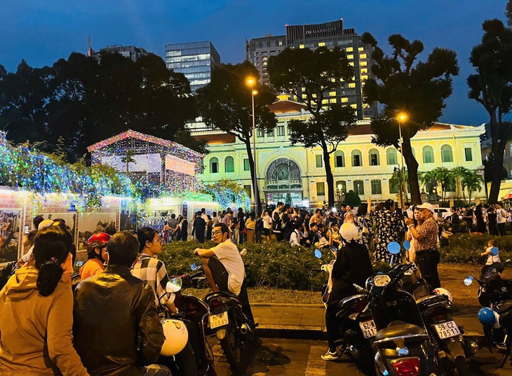 Người dân TP Hồ Chí Minh rộn ràng chào đón Giáng sinh an lành- Ảnh 11.