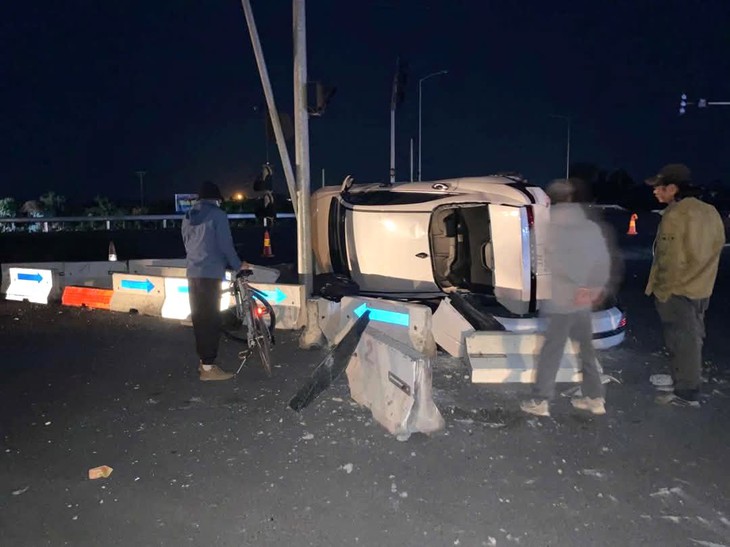 Tai nạn nghiêm trọng trên trục đường Bắc-Nam, một nạn nhân tử vong, 2 người bị thương- Ảnh 1. Tai nạn nghiêm trọng trên trục đường Bắc-Nam, một nạn nhân tử vong, 2 người bị thương- Ảnh 1.