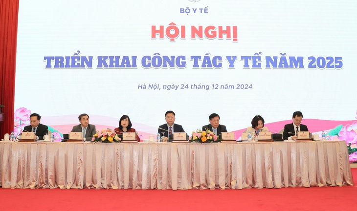 Phó Thủ tướng: Các, bộ, ngành, địa phương tiếp tục phối hợp chặt chẽ trong xây dựng, tổ chức thực hiện thể chế, chính sách y tế- Ảnh 1. Phó Thủ tướng: Các, bộ, ngành, địa phương tiếp tục phối hợp chặt chẽ trong xây dựng, tổ chức thực hiện thể chế, chính sách y tế- Ảnh 1.