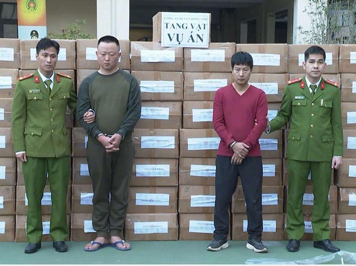 Tạm giữ đối tượng người nước ngoài buôn bán thuốc lá lậu- Ảnh 1. Tạm giữ đối tượng người nước ngoài buôn bán thuốc lá lậu- Ảnh 1.