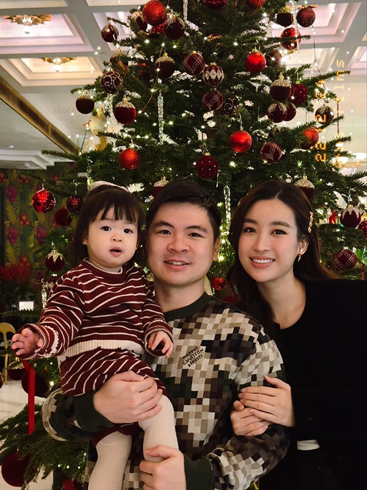 Con gái Hoa hậu Đỗ Mỹ Linh và Chủ tịch CLB Hà Nội đáng yêu 'hết nấc' đón Giáng sinh- Ảnh 1. Con gái Hoa hậu Đỗ Mỹ Linh và Chủ tịch CLB Hà Nội đáng yêu 'hết nấc' đón Giáng sinh- Ảnh 1.