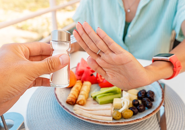 Chế độ ăn giúp kiểm soát hội chứng thận hư ở người lớn- Ảnh 1.