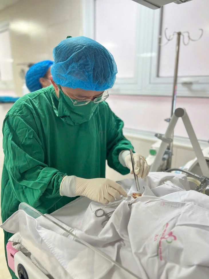 Cứu sống bé trai vừa chào đời đã tổn thương não nặng- Ảnh 1.