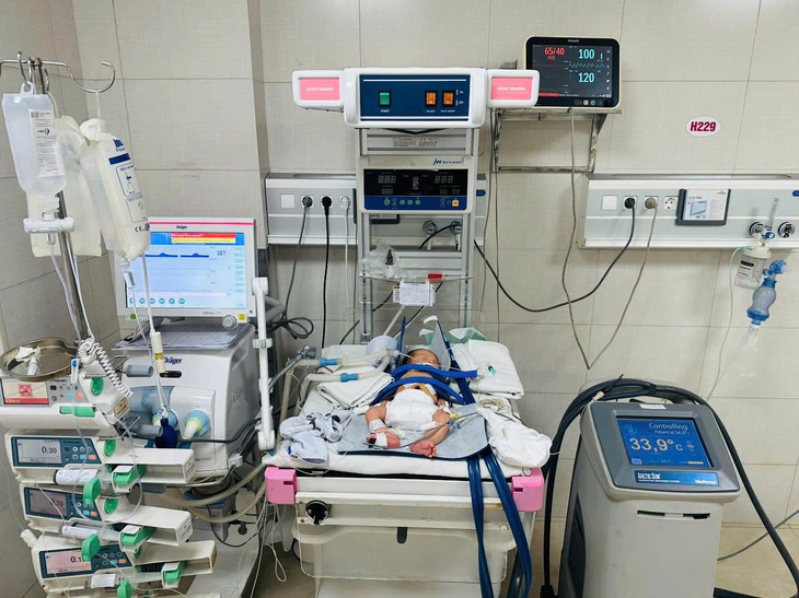Cứu sống bé trai vừa chào đời đã tổn thương não nặng- Ảnh 2.