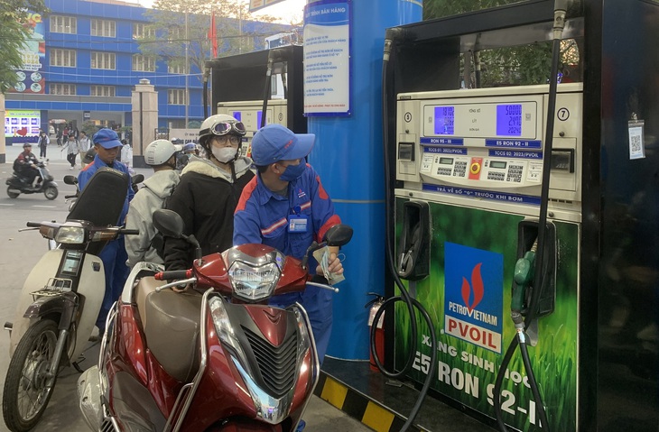 Giá xăng đảo chiều giảm, RON92 còn 19.817 đồng/lít- Ảnh 2.