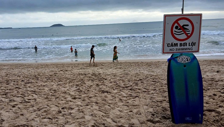 Bất chấp biển báo cấm bơi lội, nhiều người vẫn vô tư tắm biển Nha Trang- Ảnh 2. Bất chấp biển báo cấm bơi lội, nhiều người vẫn vô tư tắm biển Nha Trang- Ảnh 2.