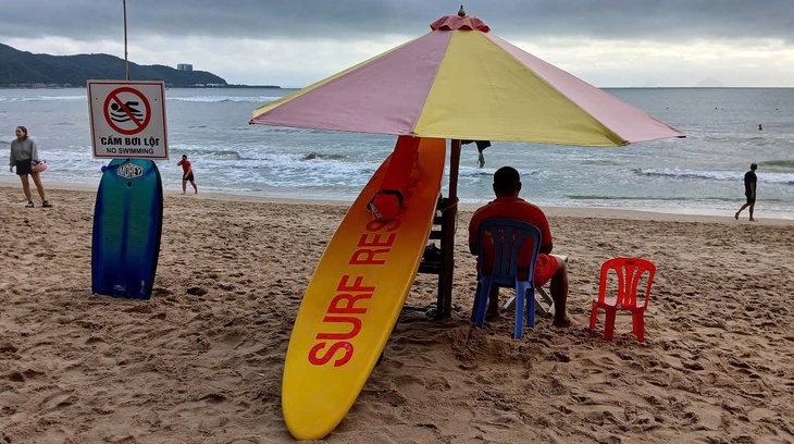 Bất chấp biển báo cấm bơi lội, nhiều người vẫn vô tư tắm biển Nha Trang- Ảnh 3. Bất chấp biển báo cấm bơi lội, nhiều người vẫn vô tư tắm biển Nha Trang- Ảnh 3.