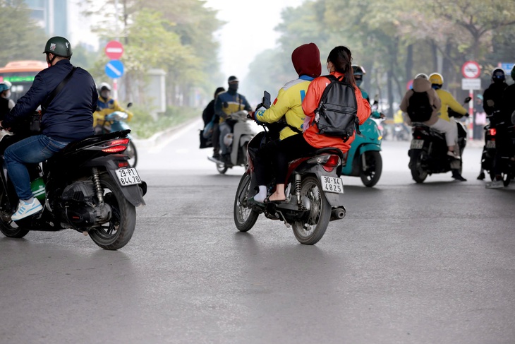 Tài xế công nghệ chỉ quan tâm chở khách và giao hàng, hoàn toàn ngó lơ luật lệ- Ảnh 5. Tài xế công nghệ chỉ quan tâm chở khách và giao hàng, hoàn toàn ngó lơ luật lệ- Ảnh 5.