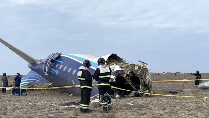Azerbaijan Airlines: Máy bay rơi ở Kazakhstan do ‘can thiệp vật lý và kỹ thuật từ bên ngoài’- Ảnh 1. Azerbaijan Airlines: Máy bay rơi ở Kazakhstan do ‘can thiệp vật lý và kỹ thuật từ bên ngoài’- Ảnh 1.