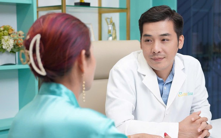 Người phụ nữ 65 tuổi tử vong sau phẫu thuật treo sa trễ, đặt túi ngực - Ảnh 1.